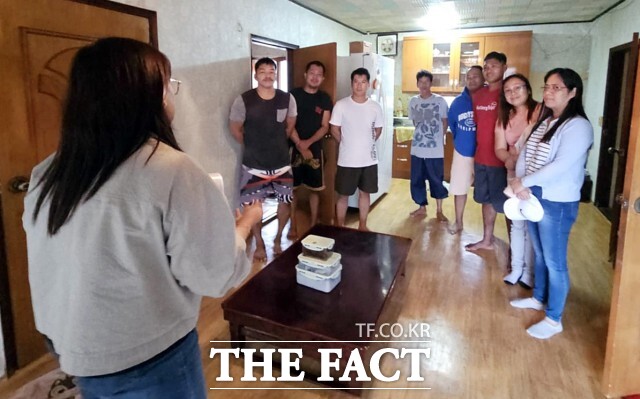 정읍시가 업무협약(MOU) 체결, 필리핀 지자체 입국 계절근로자를 대상으로 18일부터 오는 22일까지 합동 모니터링을 한다. 근로자들의 인권 실태와 고용주 준수사항 이행 여부를 확인하고 무단이탈 예방 교육을 병행한다. / 정읍시