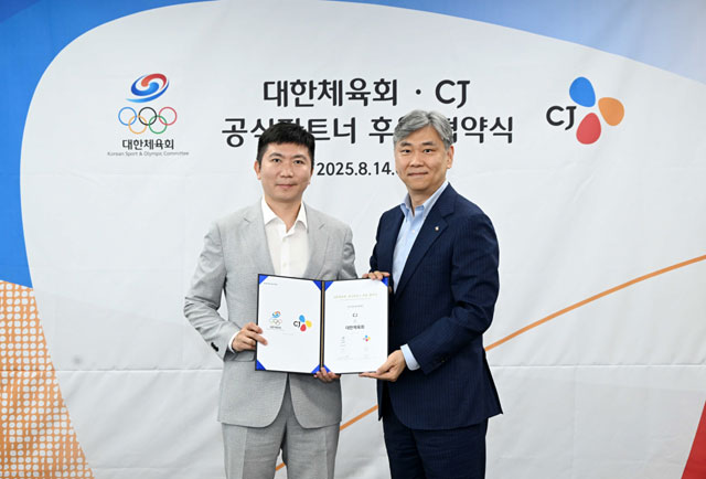 김홍기(오른쪽) CJ주식회사 대표와 유승민 대한체육회 회장이 지난 14일 공식파트너 후원계약을 체결하고 사진 촬영을 하고 있다. /CJ