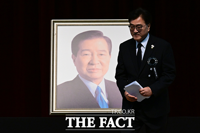 우원식 국회의장이 18일 서울 동작구 국립서울현충원 현충관에서 열린 김대중 전 대통령 서거 16주기 추도식에 참석해 추도사를 마친 후 걸음을 옮기고 있다. /남윤호 기자