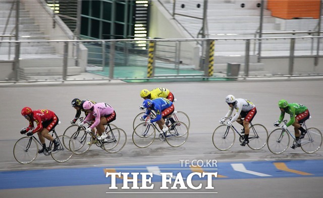 광명스피돔에서 현역 경륜 선수 가운데 최상급인 특선급 선수들이 경주를 펼치고 있다./국민체육진흥공단