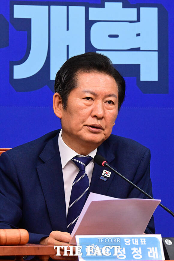 민주당이 그간 정치검찰 피해자라는 명분 아래 사면에 공감해온 만큼, 조 전 대표 사면을 둘러싼 여론 악화가 당의 개혁 추진 동력에도 부정적 영향을 미칠 수 있다는 우려가 나온다. 사진은 정 대표./남윤호 기자