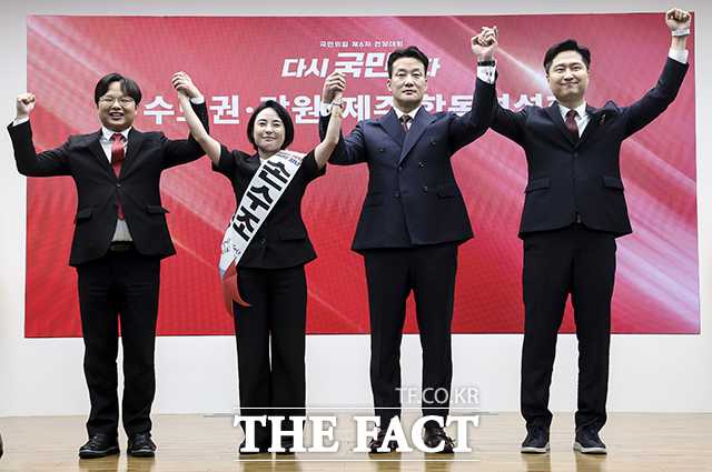 국민의힘 손수조·우재준 청년최고위원 후보가 각각 박홍준·최우성 후보와 단일화를 했다. 사진은 최우성, 손수조, 박홍준, 우재준 후보(왼쪽부터)가 지난 14일 서울 여의도 국민의힘 중앙당사에서 열린 제6차 전당대회 수도권·강원·제주 합동연설회에서 기념촬영을 하는 모습. /남윤호 기자