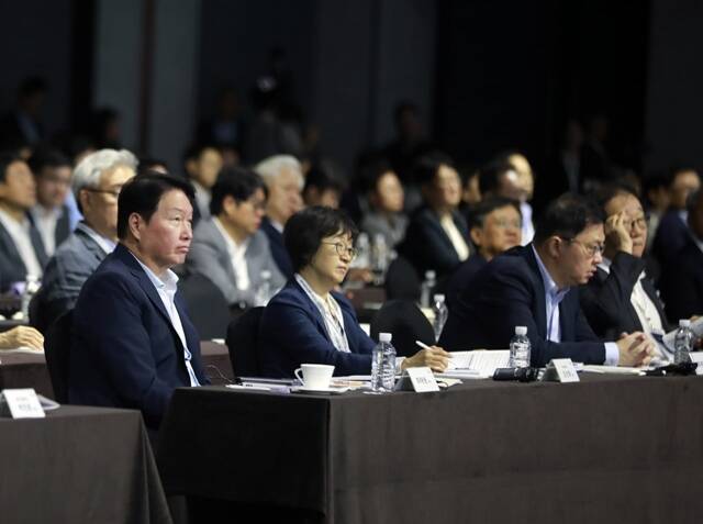 최태원 SK그룹 회장(왼쪽)이 18일 서울 광진구 워커힐 호텔에서 열린 이천포럼 2025에 참석하고 있다. /SK