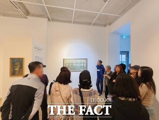 경기 의정부시가 운영하는 의정부 시티투어 프로그램에 참가한 방문객들이 미술관 견학을 하고 있다. /의정부시