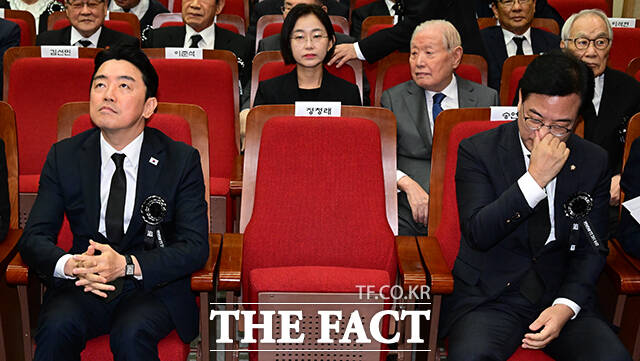 문자로 대화했지만 어색한 사이