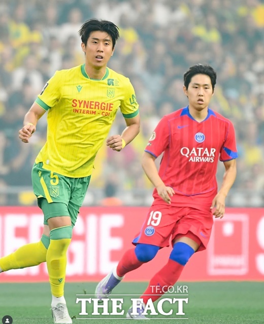 2025~2026 리그1 개막전에서 나란히 그라운드를 누비는 한국의 권혁규(왼쪽)와 이강인./리그1