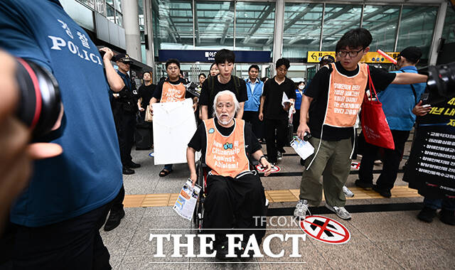 사진은 지난해 9월 13일 박경석 전국장애인차별철폐연대(전장연) 대표가 서울 용산구 서울역에서 장애인 권리입법 통과를 요구하는 집회를 진행하기 위해 승강장으로 이동하고 있는 모습. /더팩트 DB