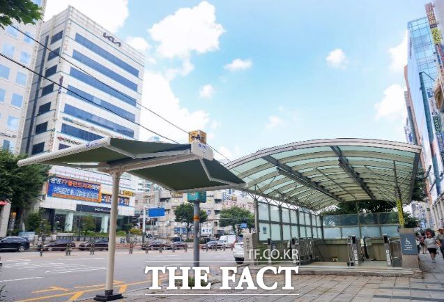 18일 재개통한 철산역 2번 출입구와 앞에 설치된 비가림막 모습./광명시