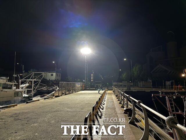 보령시가 대천연안여객터미널 이용객의 안전과 편의를 위해 시설을 전면 개선하는 가운데 승선로에 야간 보행 안전을 위한 조명타워가 설치돼 있다. /보령시