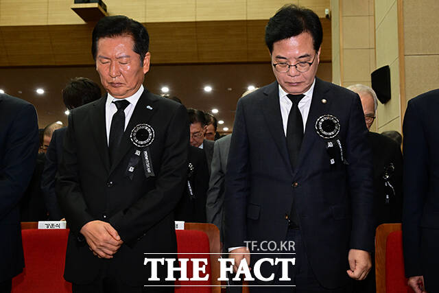 고 김대중 전 대통령 추모하는 여야 대표.