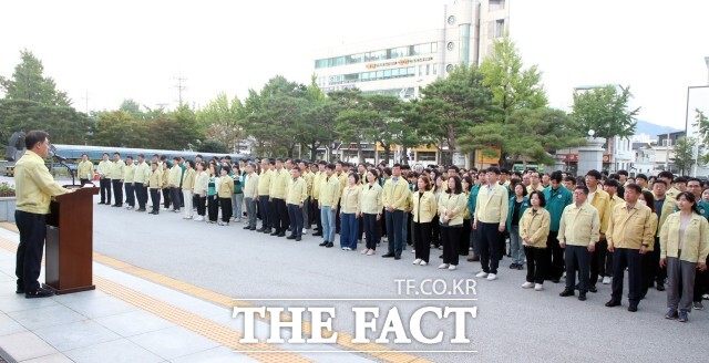 정읍시는 18일 오전 6시 진행된 2025년 을지연습 비상소집 훈련은 공무원의 상황대처 능력을 높이고 전쟁 상황과 국가비상사태에 대비하기 위한 목적이라고 밝혔다. 응소대상자 1070명 전원이 정해진 시간 내 응소해 철저한 비상 대응 능력을 입증했다. /정읍시