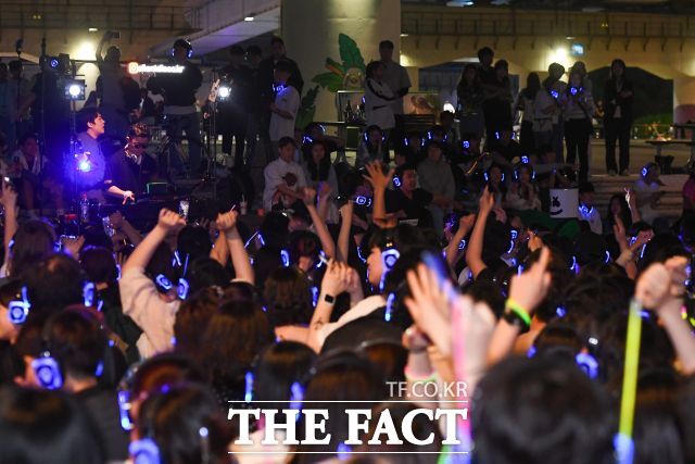 야외 페스티벌이나 공연에서 발생하는 민원은 소음 관련이 대부분이다. 이 중에는 관련 법령이 명확하지 않아 벌어지는 오해나 갈등도 존재한다. 사진은 서울 여의도 한강공원에서 무소음 DJ 파티를 즐기는 관객들./장윤석 기자