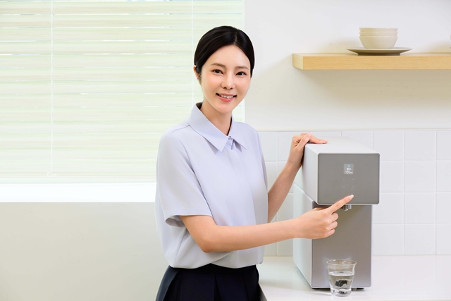 삼성전자 모델이 18일 출시된 비스포크 AI 정수기 카운터탑 신제품을 소개하고 있다. /삼성전자