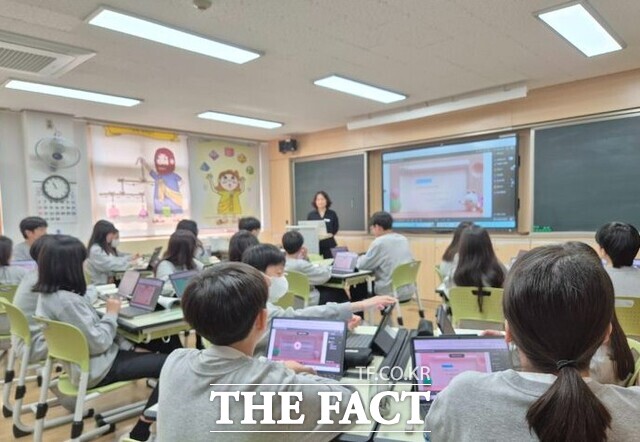 구연희 교육부 대변인은 이날 정부세종청사 정례브리핑에서 AI 교과서 활용과 관련해 1학기에 사용한 학교는 계속 지원하겠다는게 기본 원칙이라고 밝혔다. 사진은 울산의 한 중학교 3층 한 교실에서 인공지능 디지털교과서(AIDT)로 수학 수업이 진행되는 모습./뉴시스