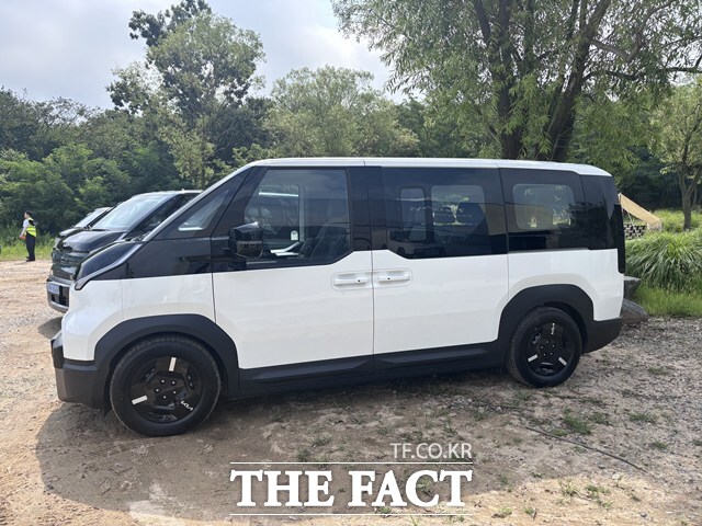 지난 18일 인천 중구 한 카페에 주차돼 있는 더 기아 PV5 패신저 모델. 직선 위주의 단순한 비율이 돋보인다. /황지향 기자