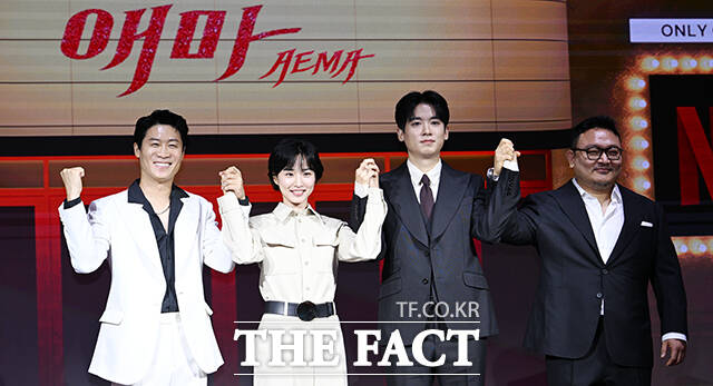 배우 진선규와 방효린, 조현철, 이해영 감독(왼쪽부터)이 18일 오전 서울 마포구 호텔 나루 서울 엠갤러리에서 열린 넷플릭스 새 시리즈 애마 제작발표회에 참석해 작품에 관한 다양한 이야기를 전했다. /박헌우 기자