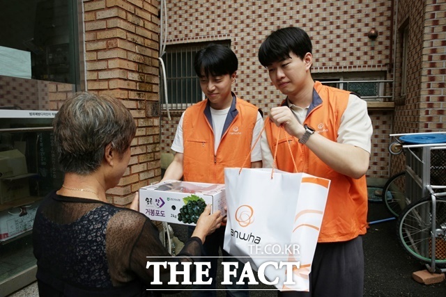 ㈜한화 임직원 봉사단이 14일 서울 종로구 행촌동에서 여름 제철음식 나눔 봉사활동을 진행하고 있다. /한화