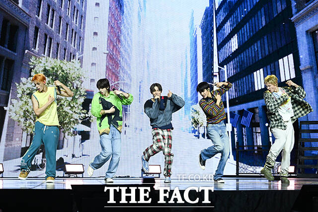 그룹 코르티스(CORTIS)가 18일 오후 서울 용산구 블루스퀘어 SOL 트래블홀에서 열린 데뷔 앨범 COLOR OUTSIDE THE LINES(컬러 아웃사이드 더 라인스) 발매 기념 쇼케이스에 참석해 수록곡 GO!(고!) 무대를 펼치고 있다. /서예원 기자