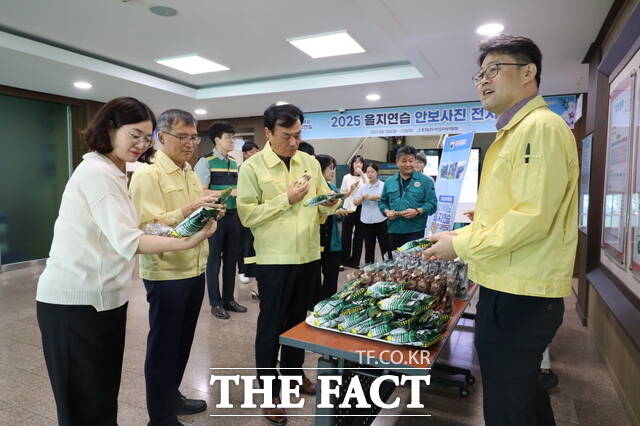 교직원들이 전투식량을 시식하며 안보의 중요성을 체험하는 모습./아산교육지원청