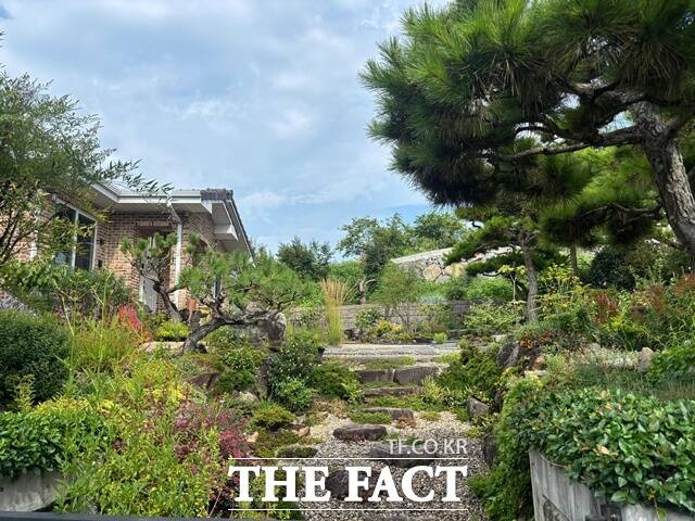 진주시가 올해 모두 8곳의 우수 개인정원을 선정했다. 사진은 대평면 호수가의 정원. /진주시