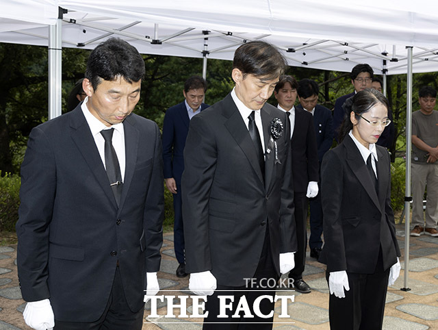 고 김대중 전 대통령 묘역 찾아 참배하는 조 전 대표(가운데).