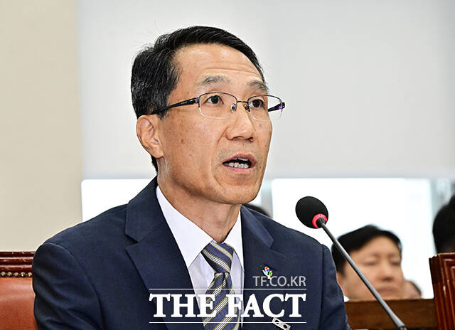 유재성 경찰청장 직무대행은 18일 서울 서대문구 청사에서 열린 정례 기자간담회에서 외부 간섭이나 어떠한 편향성 없이 국민에 대한 책임을 다하기 위해 경찰 수사의 책임성과 역량을 높이겠다며 이같이 밝혔다. /배정한 기자