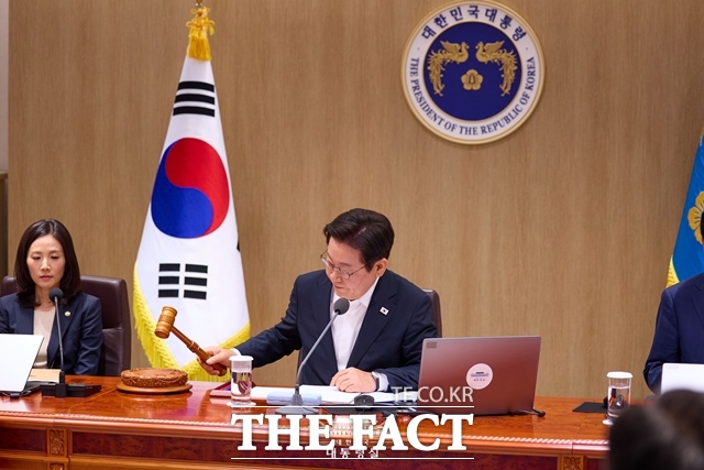 이재명 대통령은 18일 국무회의에서 언론의 고의적 왜곡 및 허위 정보는 책임을 물어야 한다고 지적했다. 이 대통령이 11일 용산 대통령실에서 주재한 제35회 국무회의에서 의사봉을 두드리고 있다. /대통령실