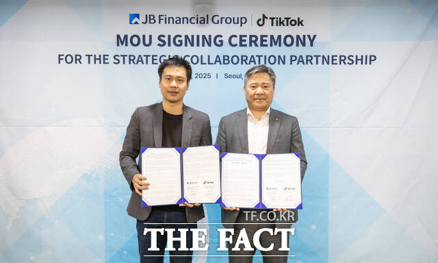 전북은행과 틱톡코리아가 글로벌 마케팅 및 브랜드 경쟁력 강화를 위한 전략적 업무협약을 체결하고 글로벌 제휴 네트워크 공유 및 연계 협업 등을 추진하기로 했다. /전북은행