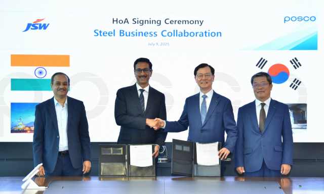 포스코그룹과 JSW그룹이 지난달 사업 협력 HOA(주요조건합의서)를 체결했다. (왼쪽부터) JSW 그룹 아룬 마헤쉬와리 이사, 자얀트 아차리야 사장, 포스코홀딩스 이주태 사장, 포스코 신성원 경영기획본부장. /포스코그룹