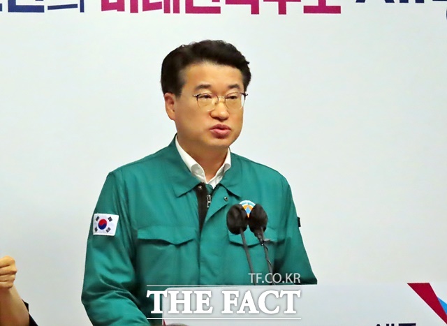 이용일 세종시 기획조정실장이 18일 시청 정음실에서 올해 제 2차 추가경정예산안에 대해 브리핑을 하고 있다. /김형중 기자