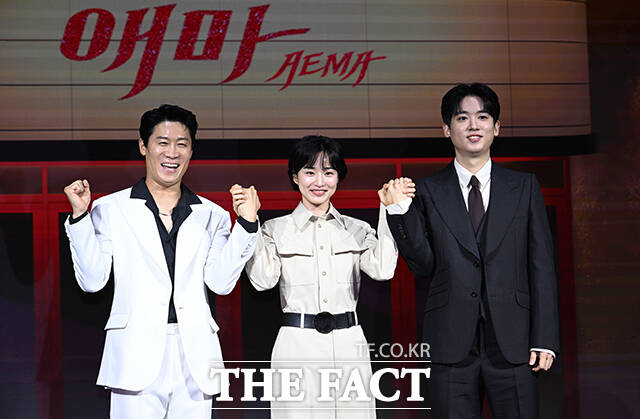 배우 진선규와 방효린, 조현철(왼쪽부터)이 18일 오전 서울 마포구 호텔 나루 서울 엠갤러리에서 열린 넷플릭스 새 시리즈 애마 제작발표회에 참석해 포즈를 취하고 있다. /박헌우 기자