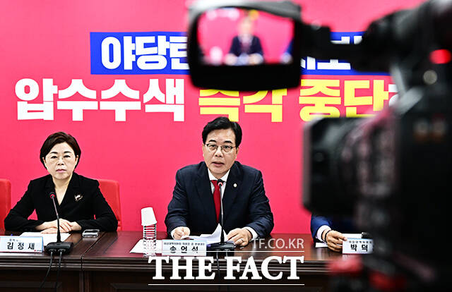 송언석 국민의힘 비상대책위원장 겸 원내대표(오른쪽)가 18일 오전 서울 여의도 중앙당사에서 열린 비상대책위원회의에 참석해 모두발언을 하고 있다. /배정한 기자