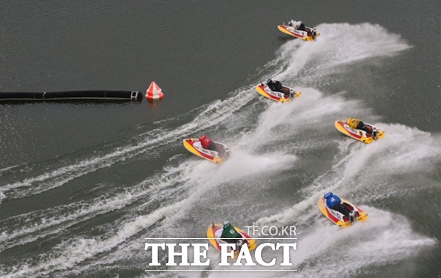 미사경정장에서 선수들이 턴마크를 돌며 경합을 벌이고 있다./국민체육진흥공단