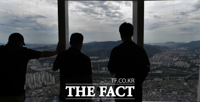 화요일인 19일 찜통 더위와 열대야가 이어지는 가운데 중부지방이 대체로 흐리겠다. 남부지방, 제주도에도 구름이 많겠다./ 더팩트DB