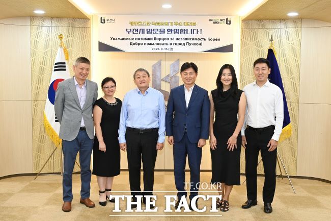 카자흐스탄 거주 독립유공자 후손들 부천시청 방문 기념 촬영 모습. 왼쪽부터 김콘스탄틴(고려일보 편집장), 박카탈리야(김올렉 배우자), 김올렉(채성룡 지사 외증손), 조용익 부천시장, 옘예카테리나(최봉설 지사 외고손녀), 칸안톤(옘예카테리나 배우자)./부천시