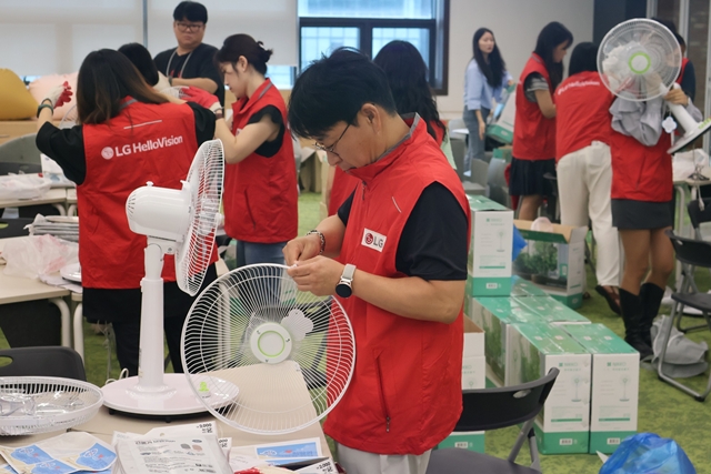 LG헬로비전 임직원들이 포장 봉사활동을 하고 있다. /LG헬로비전