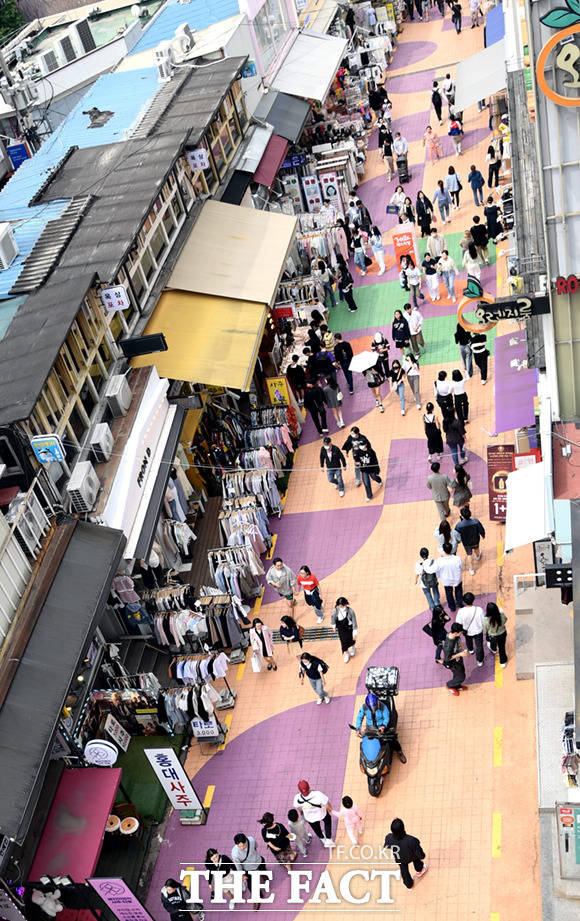 13일 오후 서울 마포구 홍대 일대에서 레드로드 페스티벌이 열린 가운데, 시민들이 레드로드를 걷고 있다./이새롬 기자