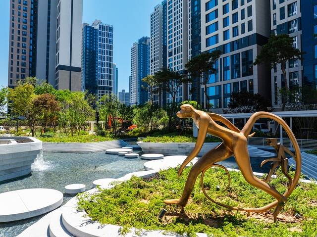 현대건설은 지난 14일 서울대학교 오디토리움에서 S.H.A.A 공공미술 공모전 시상식을 개최했다고 18일 밝혔다. 사진은 힐스테이트 레이크 송도 4차 수경시설에 전시된 대상 돌봄에 대하여. /현대건설