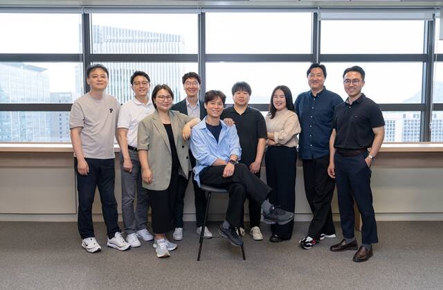 서울 광화문 교보생명 본사 이노스테이지에서 교보생명 사내벤처 4기와 담당자들이 기념촬영을 하고 있다. /교보생명