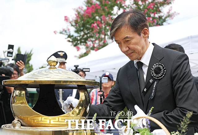 이재명 정부의 광복절 특별사면·복권으로 출소한 조국 전 조국혁신당 대표가 이재명 대통령의 지지율 하락과 관련해 저의 사면도 영향이 있었겠지만 n분의 1(정도) 영향이었을 것이라고 말했다. 조국 전 조국혁신당 대표가 18일 오후 서울 동작구 국립서울현충원 고 김대중 전 대통령 묘역를 찾아 참배하고 있다. /남용희 기자