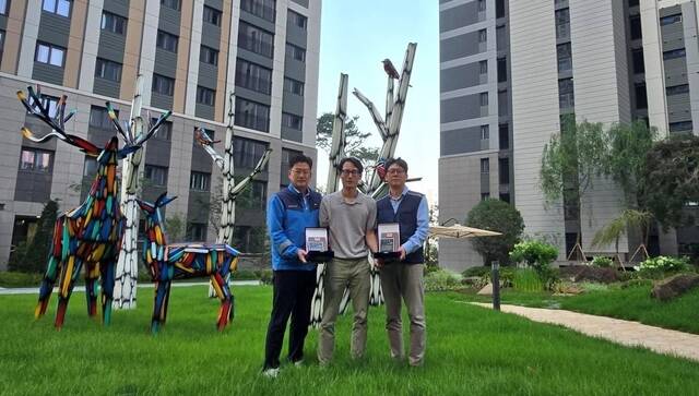 DL이앤씨는 전북 군산시 구암동 e편한세상 군산 디오션루체 입주예정자협의회(입예협)로부터 우수한 시공 품질과 고객만족 실현에 대한 감사패를 전달받았다고 18일 밝혔다. 사진 왼쪽부터 김정재 DL이앤씨 현장소장, 권오규 입예협 회장, 하동완 DL이앤씨 차장. /DL이앤씨