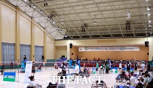 15일부터 사흘간 경남 창녕국민센터에서 열린 2025 한국동그라미파트너스 장애인배드민턴 리그전 2차전 경기 모습. /한국앤컴퍼니그룹