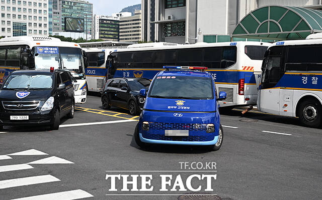 자본시장법 위반 등 혐의로 구속 수감된 윤석열 전 대통령 부인 김건희 씨가 18일 오전 서울 종로구 KT광화문빌딩 웨스트에 마련된 민중기 특검 사무실에 호송차를 타고 출석하고 있다. /박헌우 기자