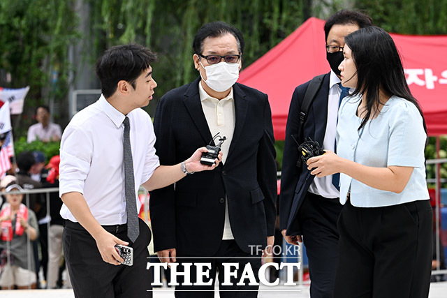 공천개입·청탁 의혹 등을 받는 건진법사 전성배 씨가 김건희 여사 연루 의혹을 수사하는 민중기 특별검사팀의 피의자 조사에 출석한지 ?시간 만에 귀가했다. /남용희 기자