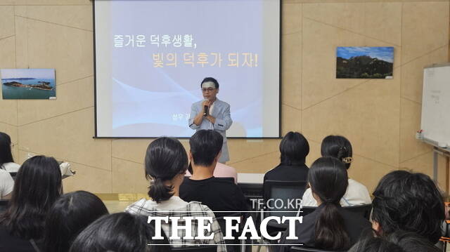 강수진 성우가 명사 특강을 진행하고 있다./고흥군