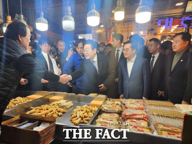 지난해 김동연 경기도지사가 이재명 당시 민주당 대표와 함께 수원 전통시장(못골시장, 영동시장)을 찾아 상인들과 인사를 나누고 있다./더팩트DB