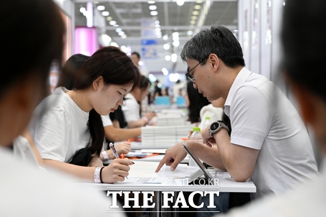 불안장애를 겪는 아동·청소년 환자가 크게 증가한 이유는 과도한 학습 부담과 경쟁 등이 영향을 미친 것으로 분석된다. 사진은 지난달 24일 서울 강남구 코엑스에서 열린 2026학년도 수시 대학입학정보박람회에서 수험생과 학부모가 1:1 상담을 하는 모습. /서예원 기자