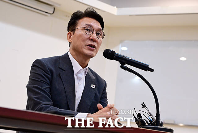 김민석 국무총리는 19일 정부의 대북 유화책에도 북한이 꿈쩍하지 않는 데 대해 안보를 단단히 챙기면서 평화 조성을 유도할 수 있는 메시지를 내고 있다고 이해해달라고 밝혔다. /임영무 기자