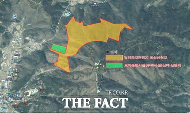 수목장림 조성 예정 부지 인근에 주택단지와 음료 제조공장이 위치해 있다. /천안시