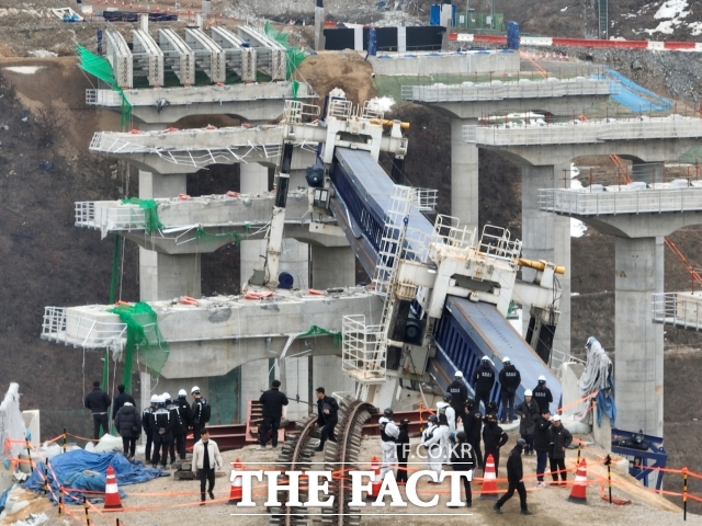 국토교통부는 건설사고조사위원회(이하 사조위) 19일 세종안성 고속도로 건설공사 중 청용천교 붕괴사고와 관련해 의 사고조사 결과와 재발방지대책 등을 공개했다. /임영무 기자